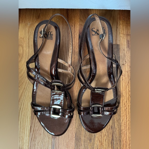Sofft Brown Patent Leather Slingback Wedge Sandals With Gold Hardware - Picture 2 of 6